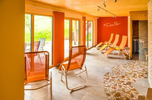 sala de estar con paredes y sillas de color naranja en Tonibauer en Tamsweg