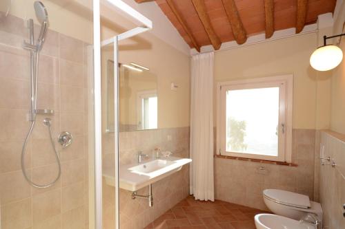 A bathroom at Agriturismo Villa Adimari