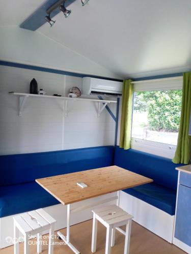 une table dans une pièce avec un mur bleu et blanc dans l'établissement Les chalets de Bes 