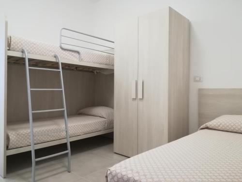 Hotel Sfinalicchio tesisinde bir ranza yatağı veya ranza yatakları