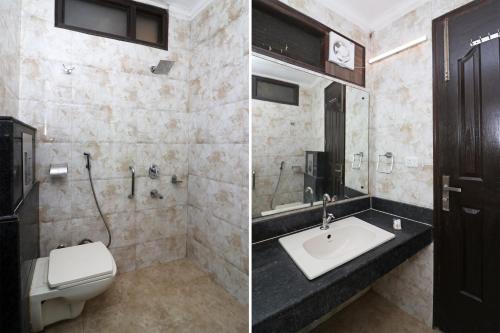 Duas fotografias de uma casa de banho com WC e lavatório. em Hotel Delight em Mumbai