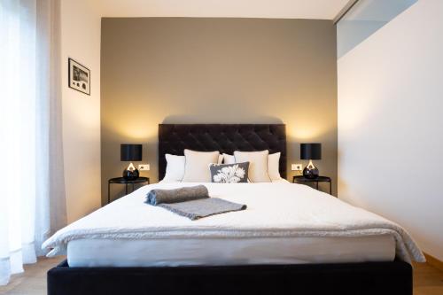 sypialnia z dużym łóżkiem z czarnym zagłówkiem w obiekcie Apartment Hanna w Meranie