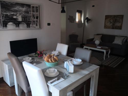 una mesa de comedor con un tazón de comida. en Perugino Apartments, en Fiumicino