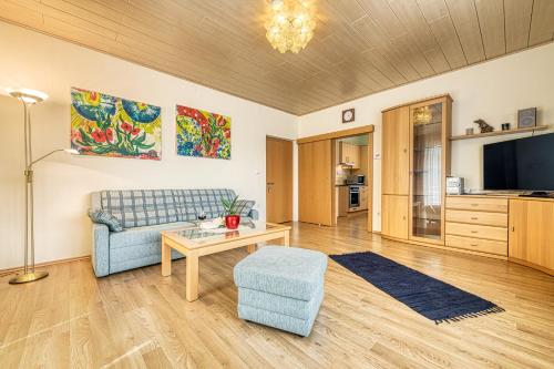 un soggiorno con divano e tavolo di Top Appartements Taufner a Waidhofen an der Thaya