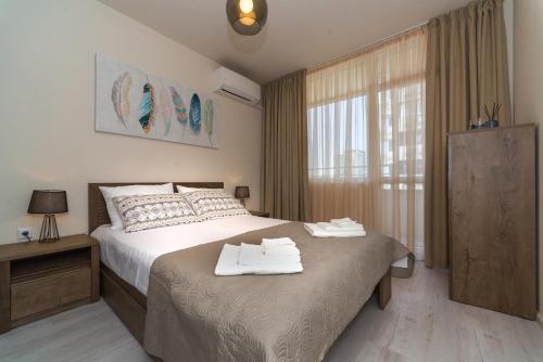 En eller flere senge i et værelse på Alma Apartment - Stylish 1BD Flat with Balcony