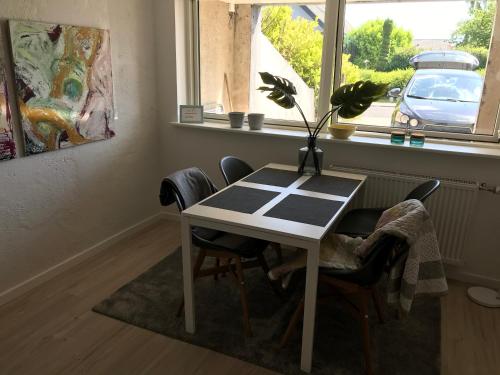 エーベルトフトにあるToftevej 3, Ebeltoftのテーブルと椅子、植物が備わる客室です。