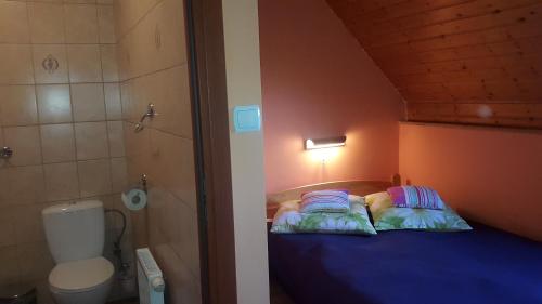 Posteľ alebo postele v izbe v ubytovaní Koliba