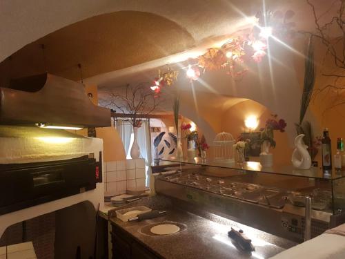 una cocina con fogones y algunas luces. en Kirchenwirt Kolbnitz en Unterkolbnitz