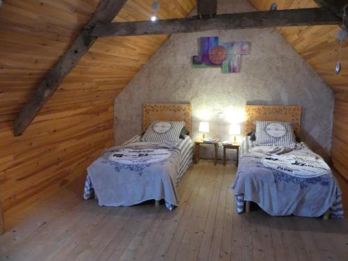 PédernecにあるLes Trégorines-Keranguernのベッドルーム(ベッド2台付)が備わる屋根裏部屋です。