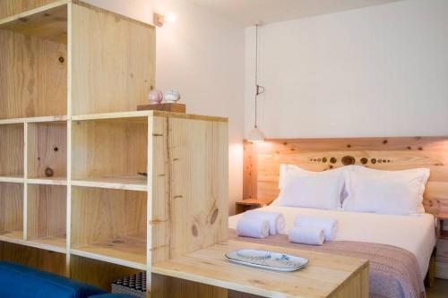 ein Schlafzimmer mit einem Bett und einem Bücherregal in der Unterkunft Vitória over the roofs II in Porto