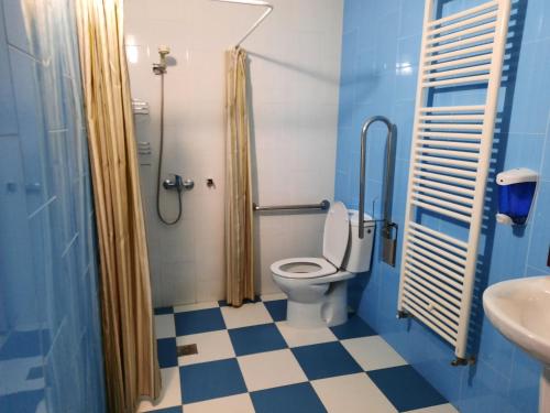 a bathroom with a toilet and a sink at La Casa de Mi Abuela in Aldeanueva del Camino