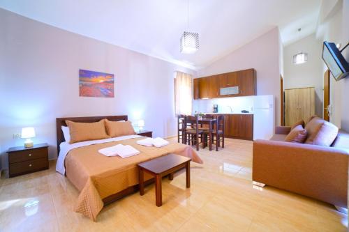 Un dormitorio con una cama y una sala de estar. en Villas metoxi, en Kato Asites