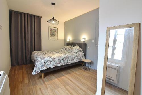 1 dormitorio con cama, mesa y ventana en Gîte Le Layris en Campan
