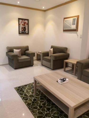 a living room with couches and a coffee table at روح الأصيلة للشقق المخدومة Roh Alaseilah Serviced Apartments in Taif