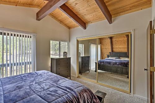 Gulta vai gultas numurā naktsmītnē Modern Cabin with Hot Tub - Walk to Lake and Golfing!