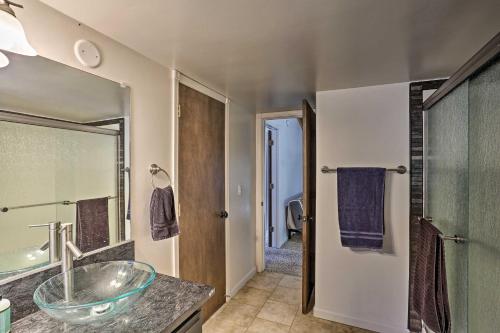 baño con lavabo y espejo en Modern Cabin with Hot Tub - Walk to Lake and Golfing!, en Chester