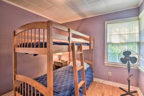 Двухъярусная кровать или двухъярусные кровати в номере Pet-Friendly Columbus Cottage with Deck, Near Lakes!