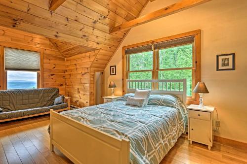 En eller flere senger på et rom på Catskills Home with Deck and Game Room 14 Mi to Ski!