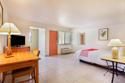 Televízia a/alebo spoločenská miestnosť v ubytovaní OYO Waterfront Hotel- Cape Coral Fort Myers, FL
