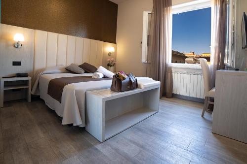 Hotel Stella Del Mare tesisinde bir odada yatak veya yataklar