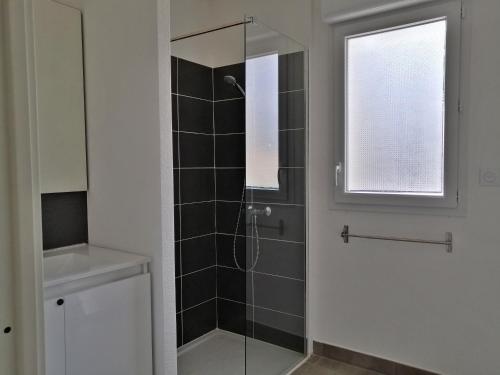 une salle de bain avec une douche avec une porte vitrée dans l'établissement Appt T3 neuf, draps et serviettes fournis, à Argelès-sur-Mer