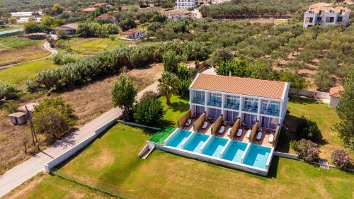 una vista aérea de una casa con piscina en Belussi Exclusive Suites, en Kypseli