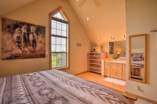 Postel nebo postele na pokoji v ubytování Eagle Crest Retreat with Great WiFi and Resort Access!