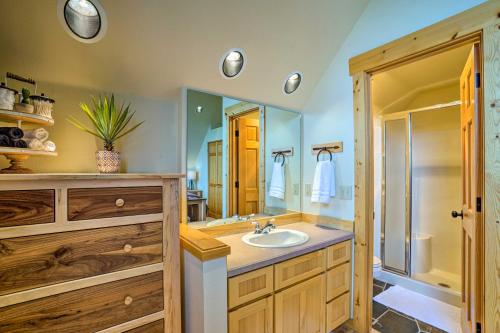 Koupelna v ubytování Eagle Crest Retreat with Great WiFi and Resort Access!