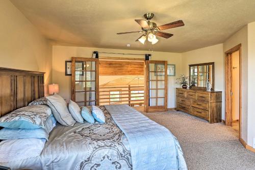Säng eller sängar i ett rum på Spacious Home with Hot Tub - 2 Mi to Granby Ranch!
