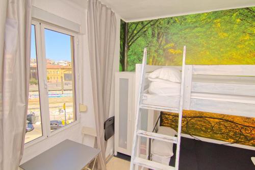 um quarto com um beliche e uma janela em Low cost room Mercado Malaga em Málaga