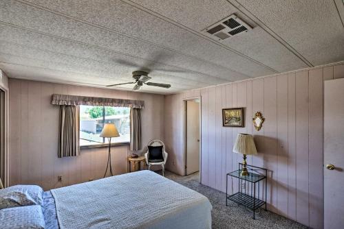 House with Golf Course View and Pool Access!にあるベッド