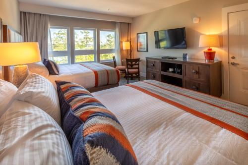 Un pat sau paturi într-o cameră la Lakeside Lodge Clemson