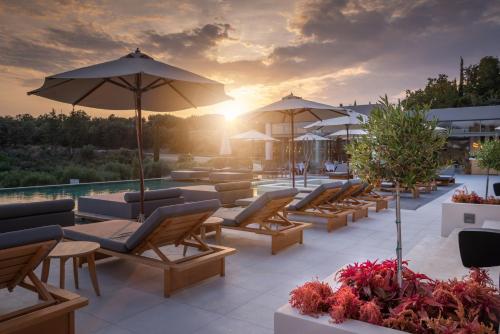 Matahari terbit atau terbenam yang dilihat dari hotel atau berdekatan
