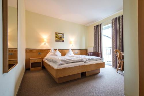 Postel nebo postele na pokoji v ubytování Hotel Gasthof Fenzl
