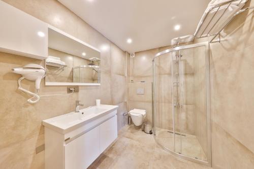 ein Bad mit einer Dusche, einem Waschbecken und einem WC in der Unterkunft Thomas Suites Datça in Datca