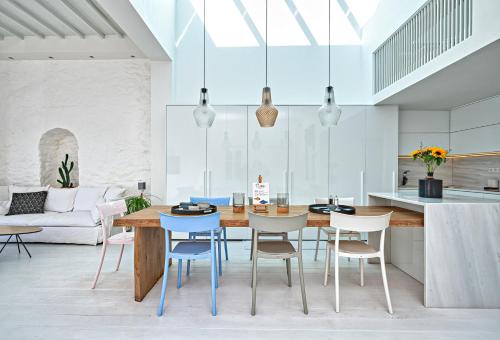 a kitchen and dining room with a table and chairs at Pnoe in Mýkonos City