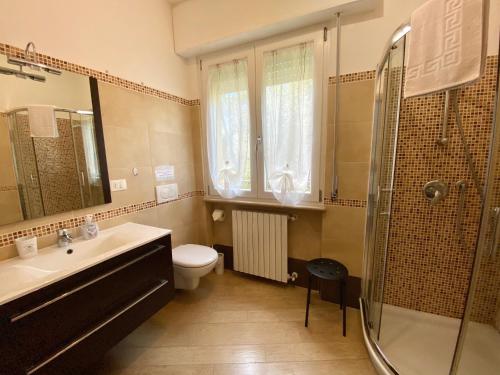 a bathroom with a toilet and a sink and a shower at Casa Lavanda in Torri del Benaco
