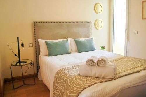 A bed or beds in a room at Homely Málaga Malagueta junto al mar, parking privado bajo suplemento