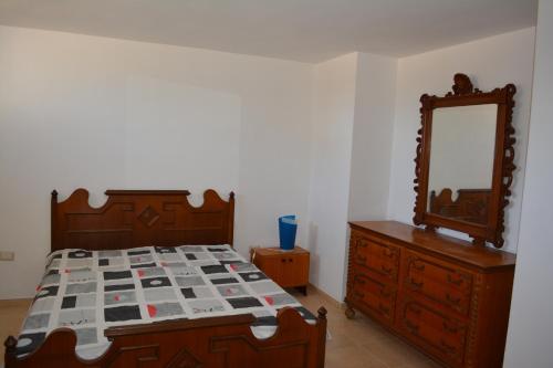 1 dormitorio con cama, tocador y espejo en Villa Rosy, en Nardò