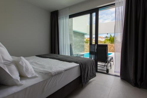 Кровать или кровати в номере Novalja Bay Villas