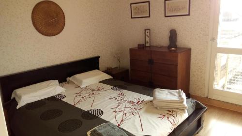 une chambre avec un lit et une commode dans l'établissement Between historic center and quay, ideal for family, à Rouen