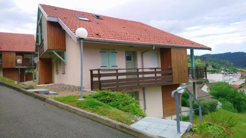 Cette maison dispose d'une terrasse et d'un balcon. dans l'établissement Les Charmilles, à Gérardmer