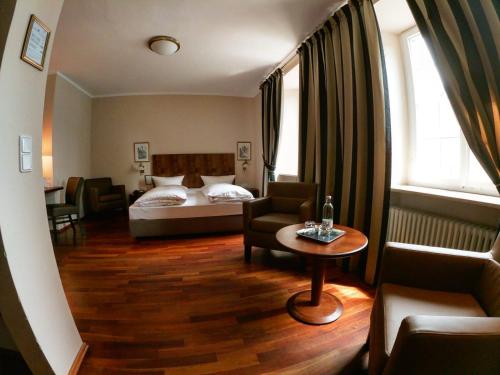 Giường trong phòng chung tại Hotel Kaiserhof am Dom