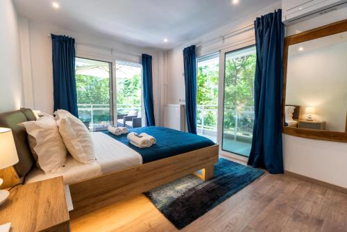 - une chambre avec un lit et une grande fenêtre dans l'établissement Lux 1-bedroom apartement next to the sea in Voula, à Athènes