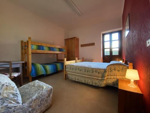a bedroom with two beds and a bunk bed at Chalet della Luna questo non è un albergo è quello che cercavi in Claviere