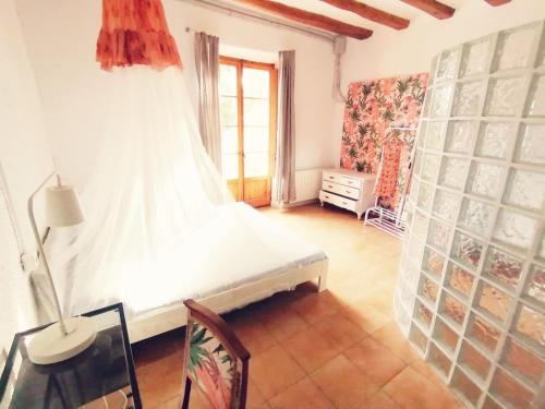 - une chambre avec un lit dans une pièce dotée d'une fenêtre dans l'établissement Maset del Garraf, à Olesa de Bonesvalls