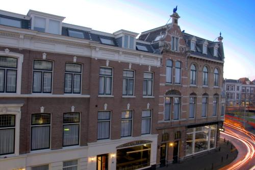 - un grand bâtiment en briques dans une rue de la ville dans l'établissement Hotel Sebel, à La Haye