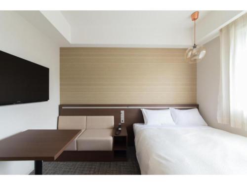 京都市にあるHotel IL Verde Kyoto - Vacation STAY 83508のベッドルーム(ベッド1台、デスク、テレビ付)