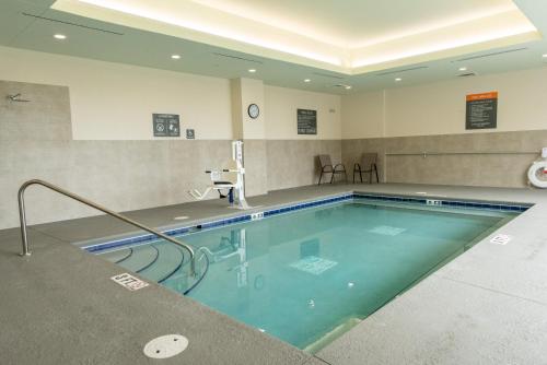 una gran piscina en una habitación de hotel en La Quinta Inn & Suites by Wyndham Lake City, en Lake City