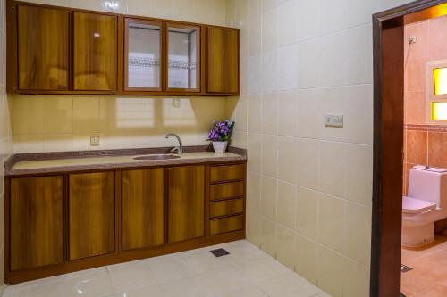 łazienka z umywalką i toaletą w obiekcie الارجوان الراقية w mieście Janbu